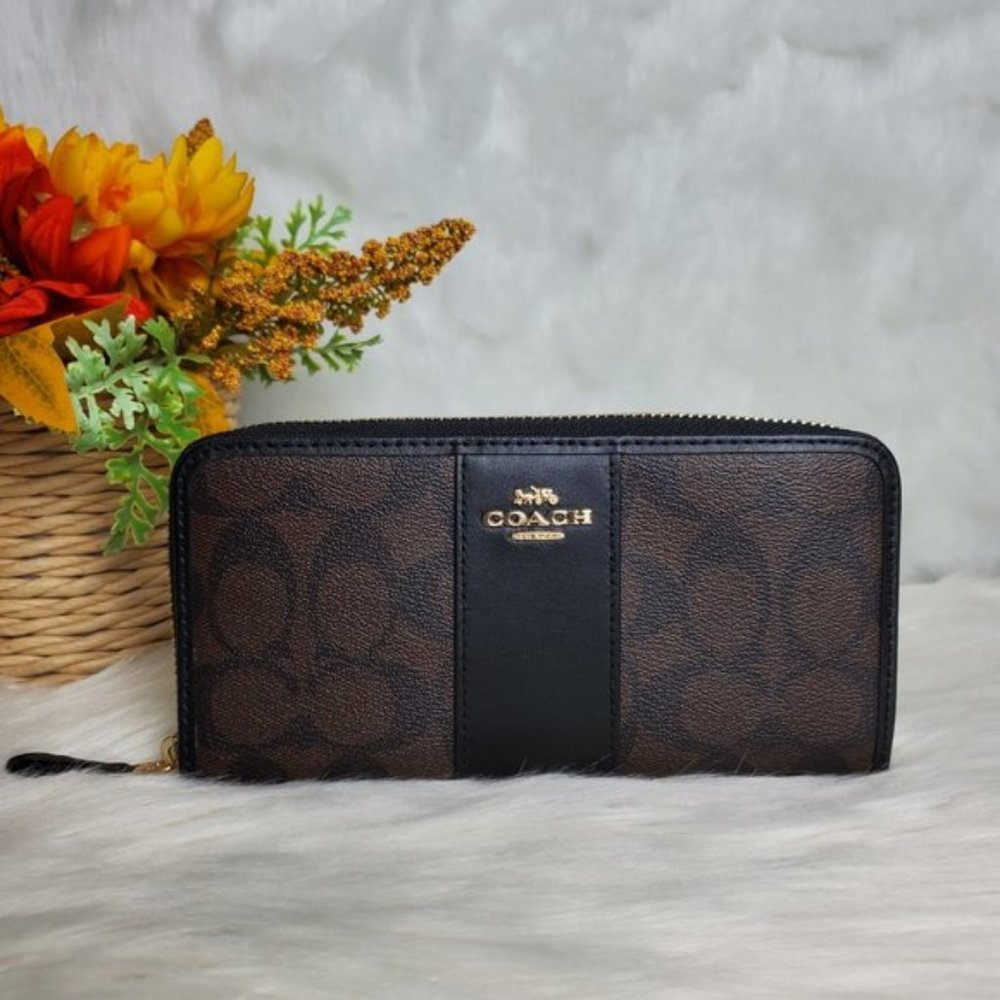 COACH ACCORDION ZIP WALLET IN SIGNATURE CANVAS